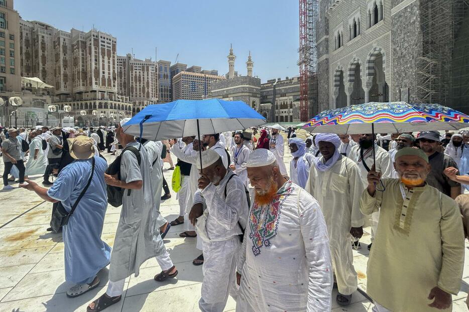 サウジアラビア・メッカで日傘を差す巡礼者たち＝12日（AP＝共同）