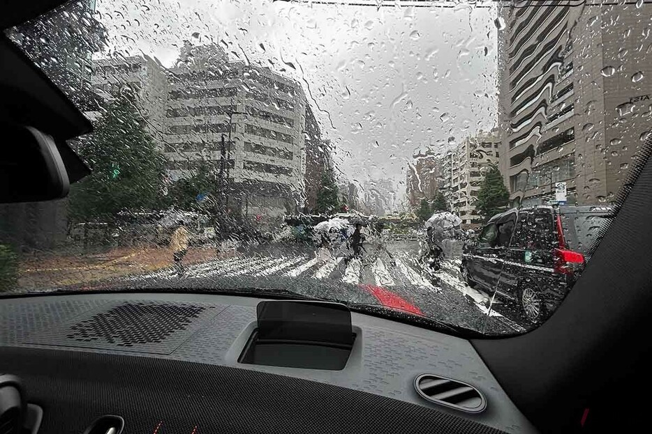 雨の日は視界が悪くなるため、高速道路だけでなく一般道の交差点などでも注意して運転しよう
