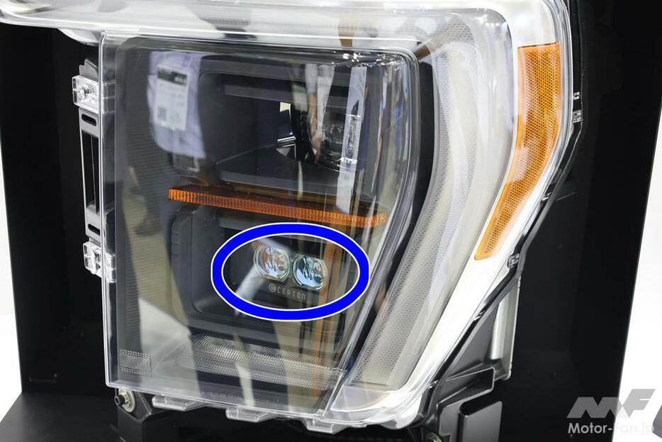 ライトにも見える青〇部が中距離用LiDAR。ヘッドライトユニットに内蔵したらという提案で、試作品だ。