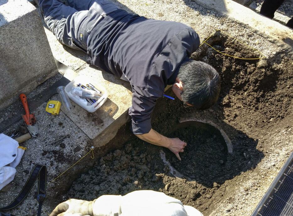 島左近の墓がある京都市の教法院で行われた発掘調査＝5日午後