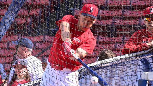 試合前に打撃練習をするレッドソックス・吉田正尚選手（写真：USA TODAY Sports/ロイター/アフロ）