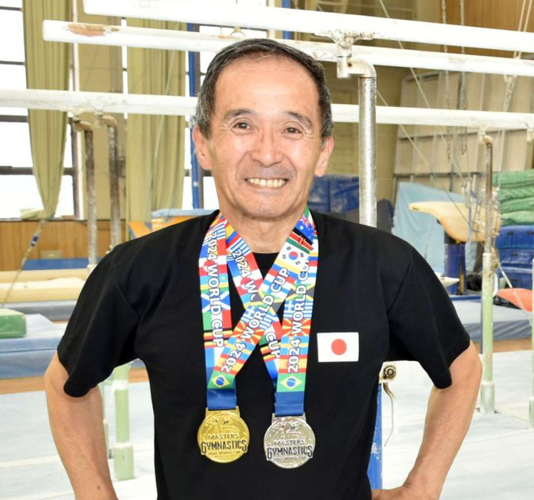 体操の国際大会で金銀のメダルを獲得した北川淳一さん＝鹿屋市の鹿屋体育大学