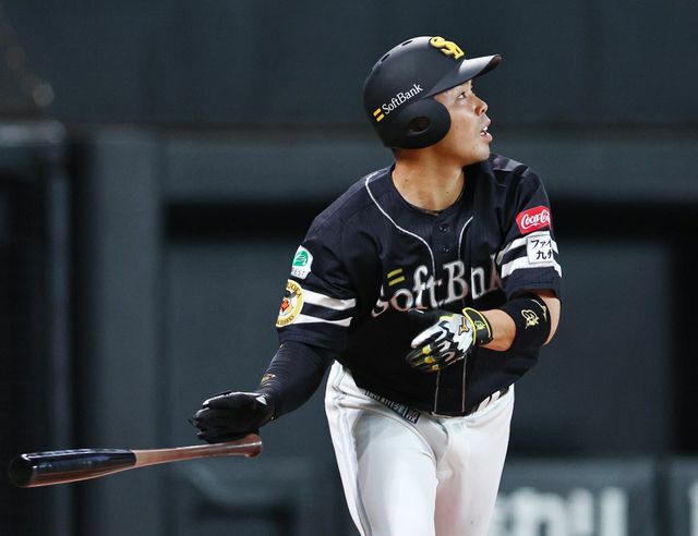 先制ホームランを放ったソフトバンクの近藤健介選手(写真：時事)