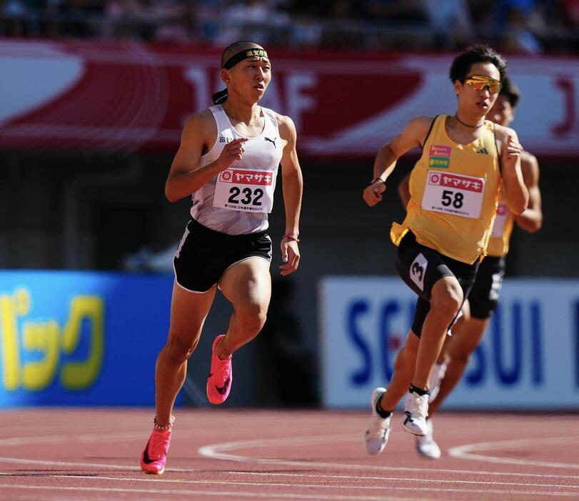 日本陸上選手権　男子800メートル予選、力走する落合（左）