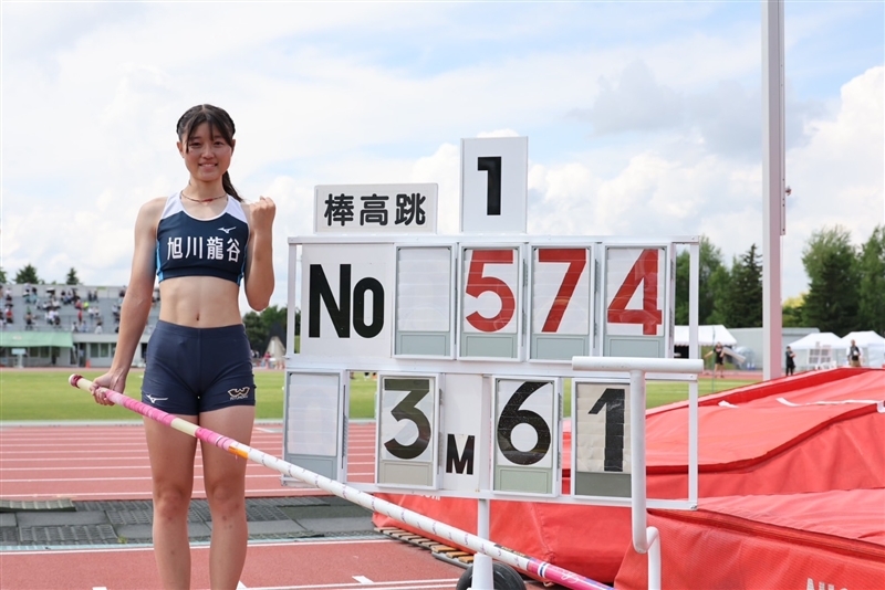 24年インターハイ北海道地区大会の女子棒高跳を制した岸菜月