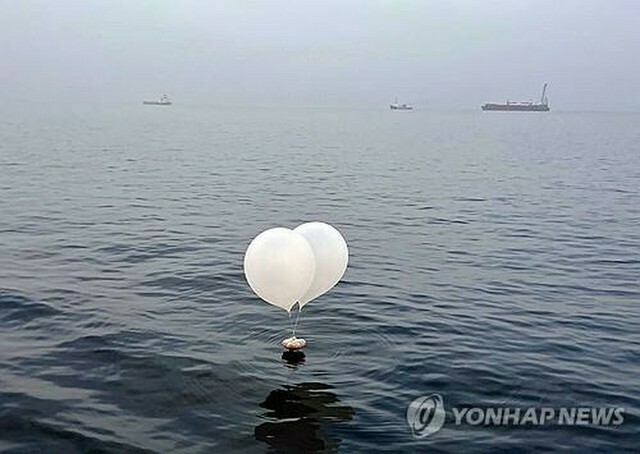 9日午前、韓国西部の仁川沖で見つかった風船（セブンスター号提供）＝（聯合ニュース）≪転載・転用禁止≫
