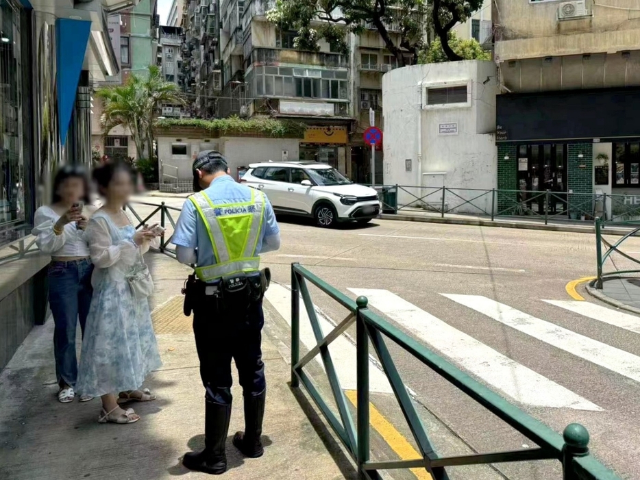 マカオ治安警察局が実施した歩行者の道路横断違反に対する取り締まりの様子＝マカオ半島・東望洋街（写真：マカオ治安警察局）