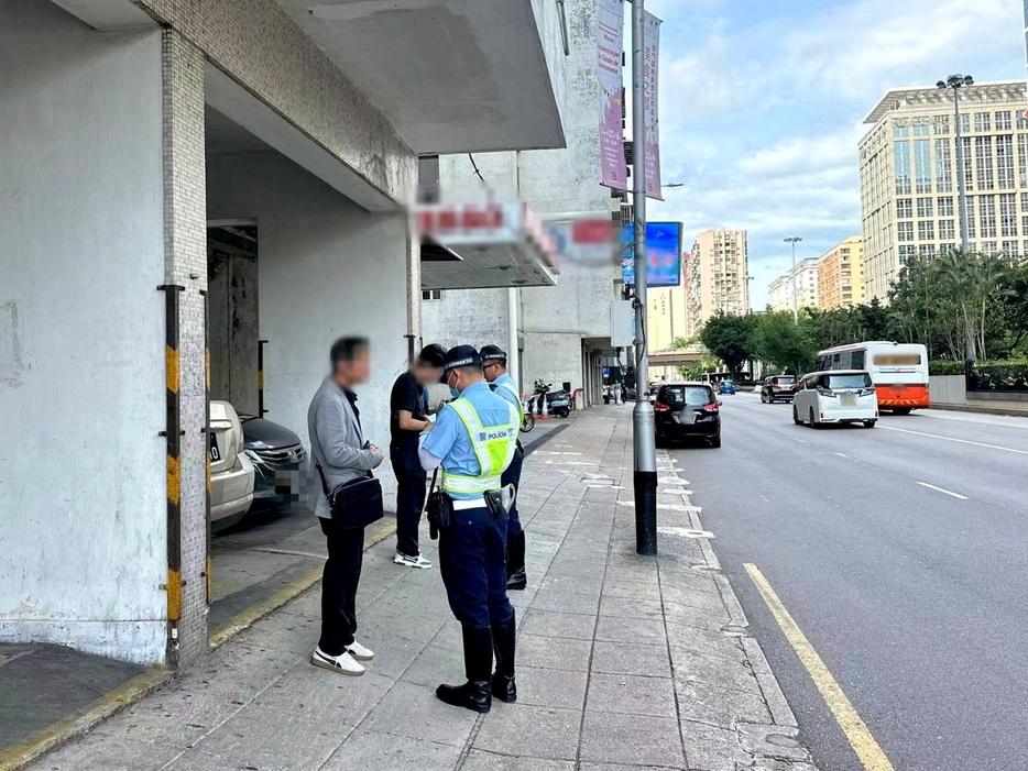 マカオ治安警察局が実施した歩行者の道路横断違反に対する取り締まりの様子＝マカオ半島・友誼大馬路（写真：マカオ治安警察局）