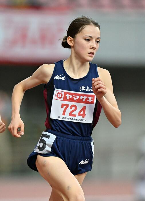 女子1500メートル予選で力走するドルーリー朱瑛里＝27日