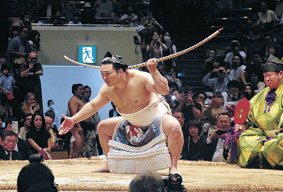 弓取り式に臨む炎鵬＝東京・両国国技館