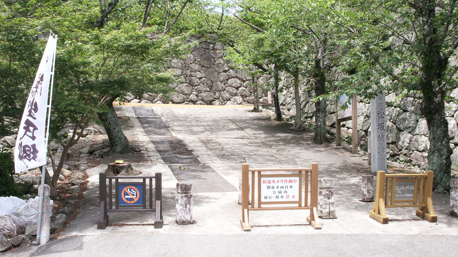 本年度にアスファルト舗装の工事が実施される裏門跡側の登城路。奥は前年整備した部分＝殿町の松坂城跡で