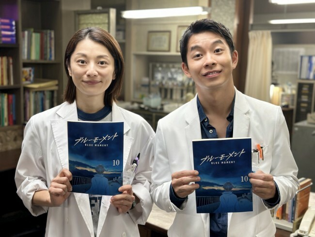 ドラマ『ブルーモーメント』とコラボする、ドラマ『新宿野戦病院』主演の（左から）小池栄子、仲野太賀