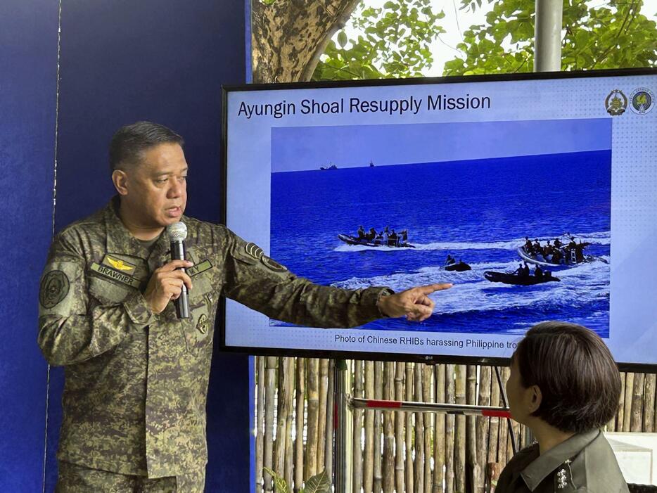 4日、マニラのフィリピン軍基地で、フィリピンのゴムボートに近接する中国の硬式ゴムボートの映像を記者団に説明するブラウナー参謀総長（共同）