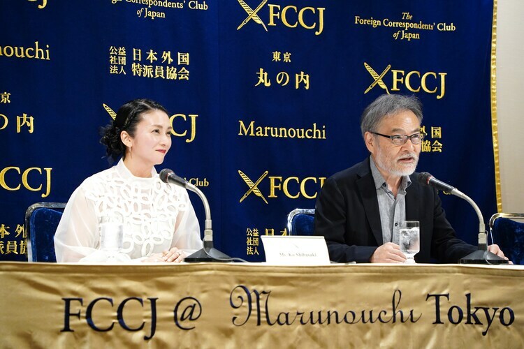 映画「蛇の道」日本外国特派員協会での会見の様子。左から柴咲コウ、黒沢清。