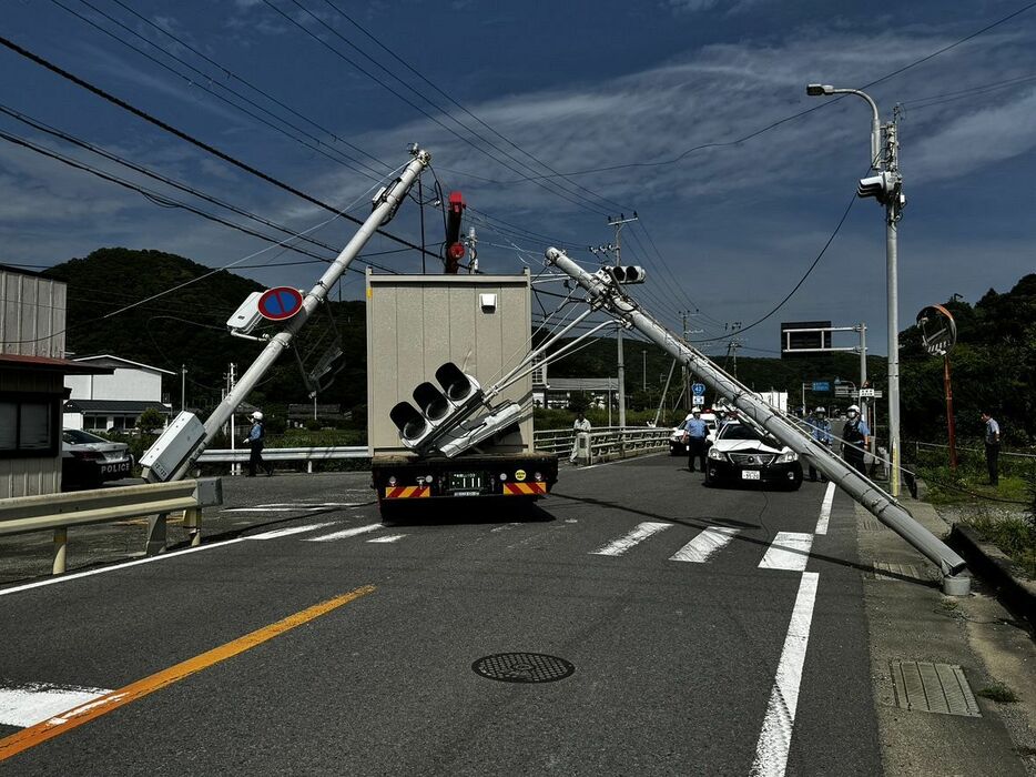 クレーンに倒された信号機（26日午後３時半ごろ、和歌山県串本町高富で）