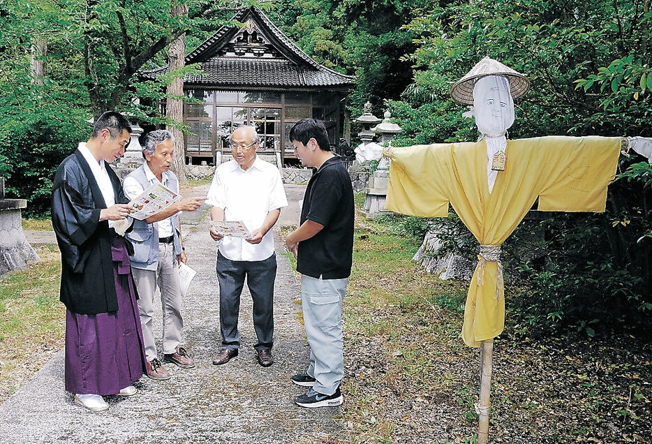 神社再建に向けて話し合う関係者＝中能登町久江の久氐比古神社