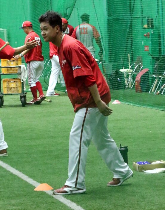 甲子園球場の室内練習場で調整する森