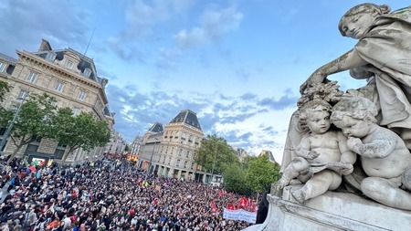 パリのリパブリック広場では、極右政党の勝利に対するデモが行われた（2024年6月10日、写真：Ibrahim Ezzat/NurPhoto via Getty Images）
