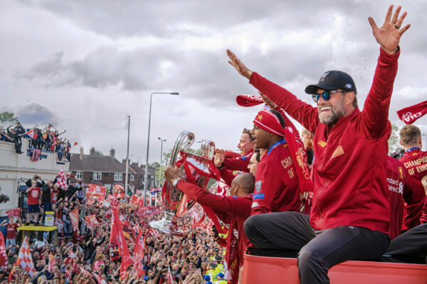 リヴァプールは2018-19シーズンに欧州制覇を成し遂げた。クロップもパレードでファンと喜びを分かち合う photo/Getty Images