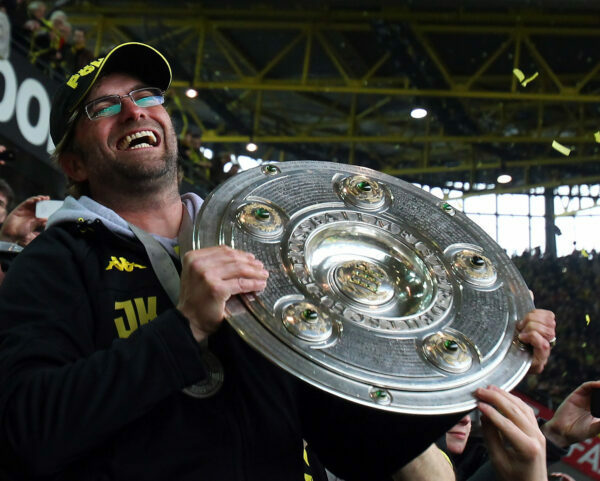 ブンデスリーガ2連覇を達成したドルトムント。クロップも笑顔でシャーレを掲げる photo/Getty Images