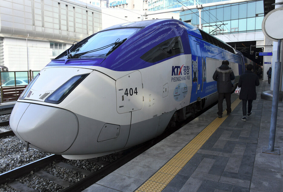 韓国国土交通省は１４日、高速鉄道ＫＴＸの改良型車両をウズベキスタンに輸出すると発表した。ＫＴＸが２０年前に開業して以来、輸出は初めて＝２０１７年１２月撮影、ソウル