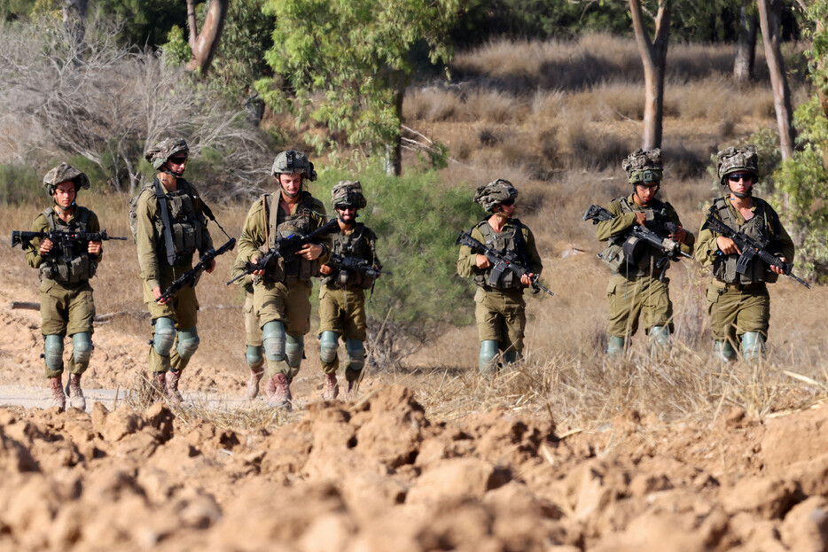 パレスチナ自治区ガザとヨルダン川西岸の住民の５４％が、イスラエルとの武装闘争継続を支持するとした世論調査結果が公表された。ロイター通信が１３日報じた。写真はガザとの境界地帯に展開するイスラエル軍兵士。
