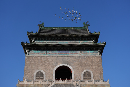 北京の明るい春の日に「鐘鼓楼」の上空を飛び回る鳩の群れ（2023年2月24日撮影、資料写真）