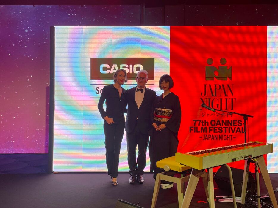 カンヌ映画祭の総代表ティエリー・フレモー（中央）がアラン・ドロンで有名な「あまい囁き」を披露した 筆者提供