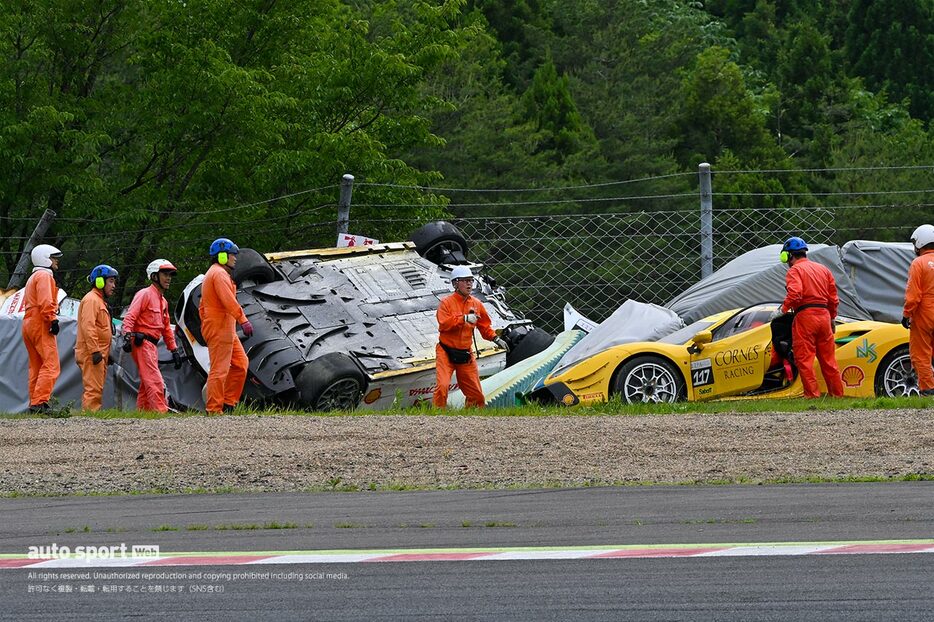 フェラーリ・チャレンジ・トロフェオ・ピレリ・ジャパン第3ラウンドSUGOのレース2で激しいクラッシュに見舞われた前澤友作とヒットされた川崎徳来の車両