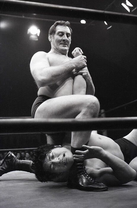 新日本プロレスの旗揚げ戦で、アントニオ猪木をリストロックにとる（1972年）