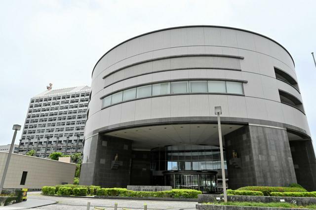 沖縄県議会の議会棟（右）。左奥は県庁舎=2024年6月15日午後0時14分、那覇市、小野太郎撮影