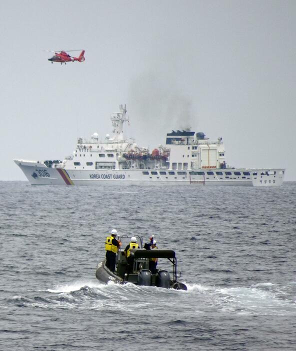 日本海沖で合同訓練を行う日米韓の海保機関。手前のボートは海上保安庁、大型船は韓国海洋警察庁、ヘリコプターは米沿岸警備隊＝6日午後
