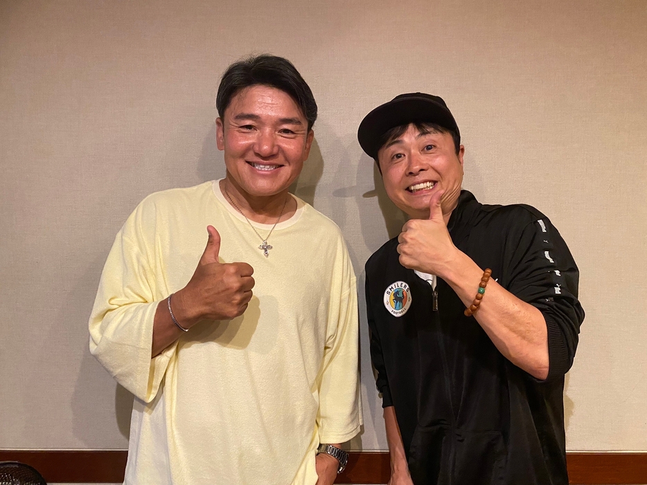 河本準一さん（右）とパーソナリティの丸山茂樹