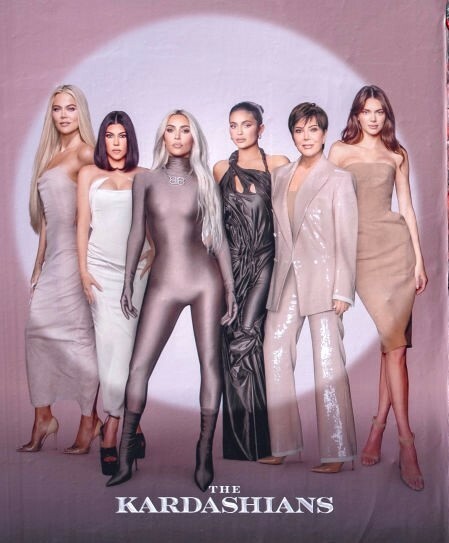 2024年5月、街中に張られた『The Kardashians』のポスター