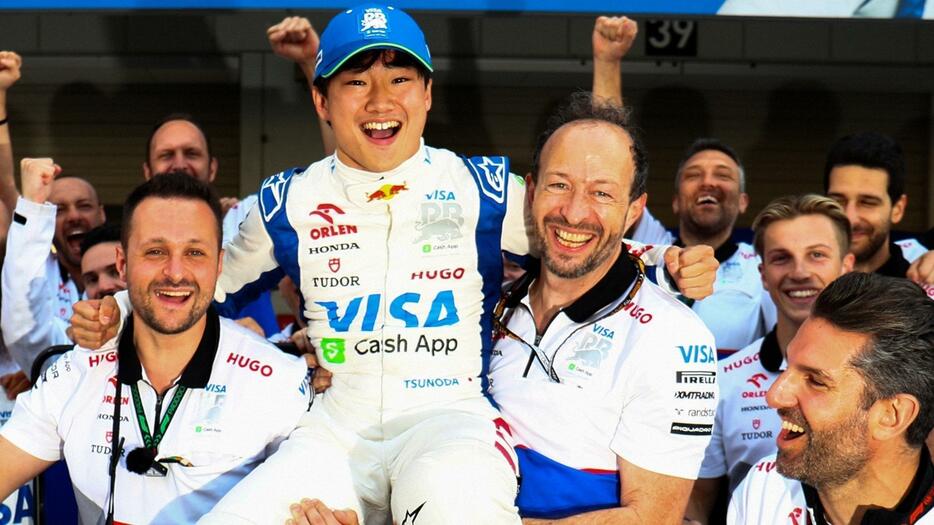 今季、母国GP鈴鹿での初ポイントを手にした角田裕毅。レース後にはバイエルCEO（右）が角田を担いで祝福した／Red Bull Content Pool