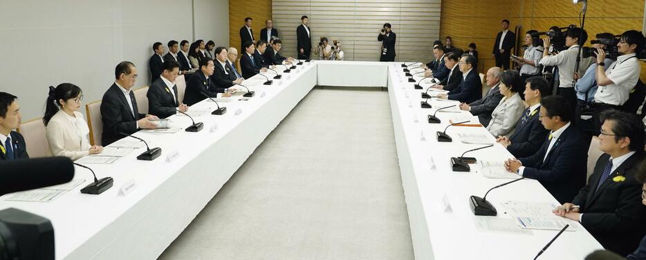 首相官邸で開かれた能登半島地震の復旧・復興支援本部の会合＝28日午前