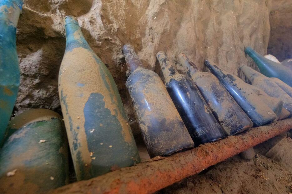 第3坑道南側のエンジニアリングトンネル入り口右手に並べられた沖縄戦当時のものとみられる瓶類（代表撮影）