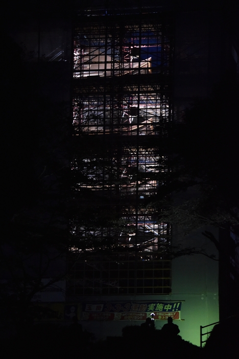 一部透明化されたシートがライトアップされた瑠璃光寺五重塔（香山公園で）
