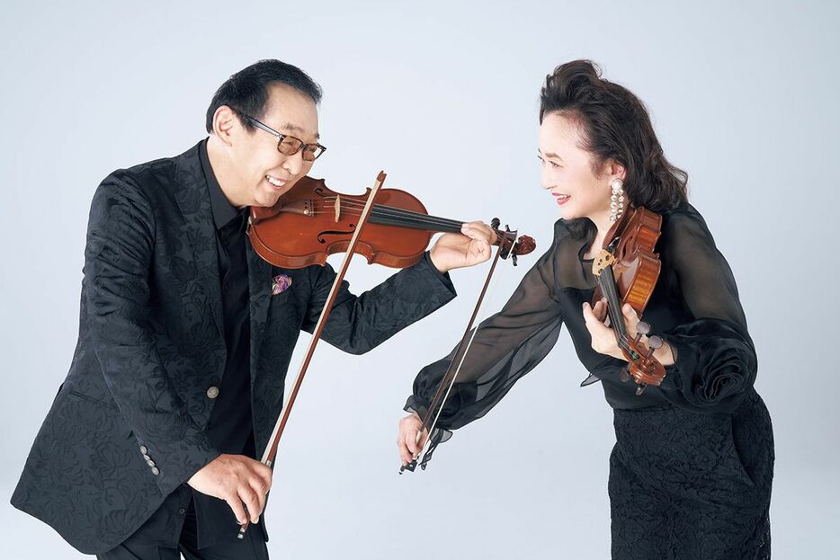 ヴァイオリニストの前橋汀子さん（右）とシンガー・ソングライターのさだまさしさん（左）さださんが弾くヴァイオリンは、前橋さんがお持ちになったもの（撮影：岡本隆史）