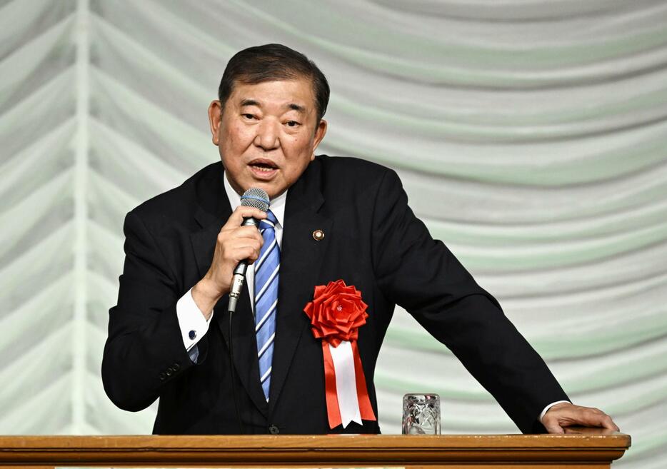 講演する自民党の石破元幹事長＝28日午後、札幌市内のホテル