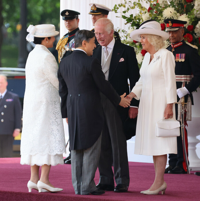 歓迎式典の会場となるホースガーズに到着し、英国のチャールズ国王（右から２人目）、カミラ王妃（右端）とあいさつされる天皇、皇后両陛下＝２５日、ロンドン