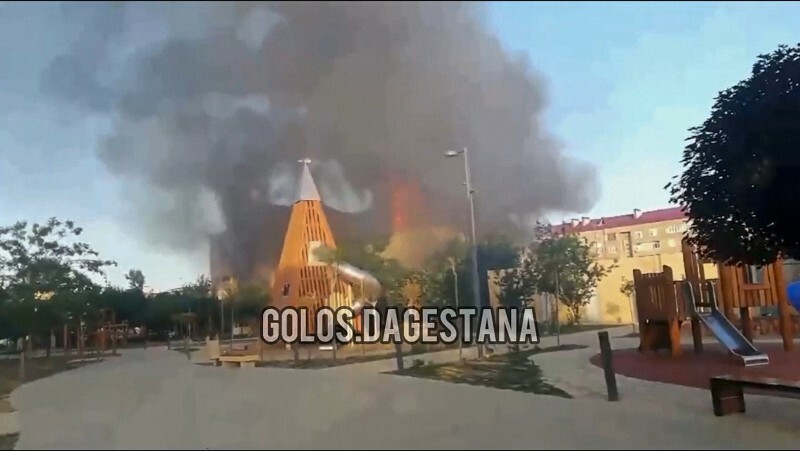 襲撃発生後に立ち上る煙＝ロシア南部ダゲスタン共和国の首都マハチカラで2024年6月23日、Golos　Dagestanaの動画より・AP