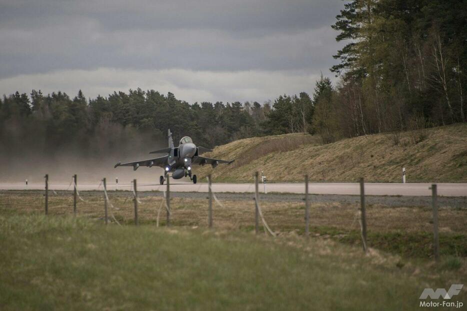 5月21日にはスウェーデン軍が高速道路での離着陸訓練を実施している。参加したは同国製のJSA39 グリペン。グリペンは高速道路などの臨時滑走路からの運用を念頭に設計された機体で短距離離着陸能力に優れている。写真/NATO
