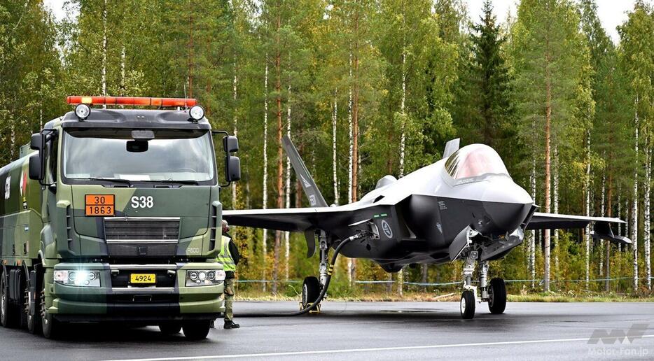フィンランドの「バーナ23」訓練より。着陸したノルウェー軍のF-35が給油を受けている。エンジンを稼働させたまま給油する「ホットピット給油」が行われた。これは離陸までの時間を短縮し、戦闘機にとってもっとも危険な地上にいる時間を短くするためだ...