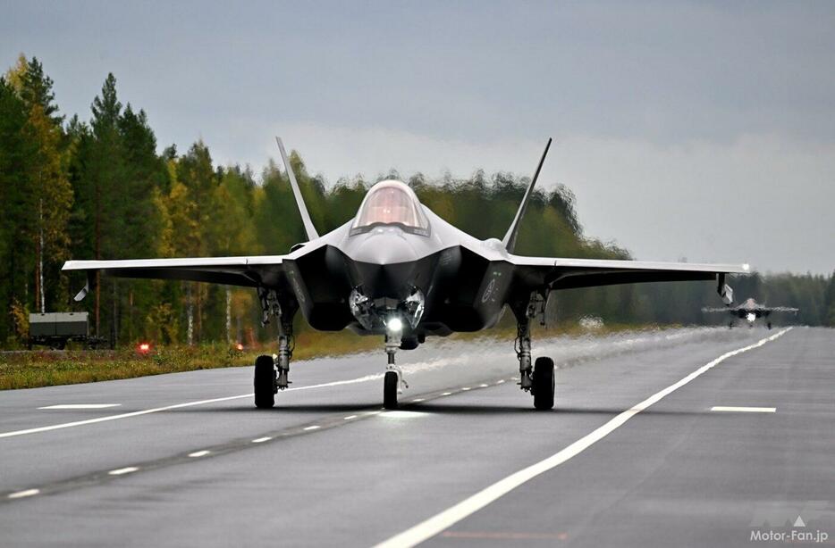 フィンランドは毎年、高速道路での離着陸訓練を行なっており、昨年はノルウェーのF-35Aやイギリスのタイフーンも参加した。F-35Aが高速道路で離着陸を行なうのは、このときが初めての試みだった。写真/フィンランド軍公式Xより
