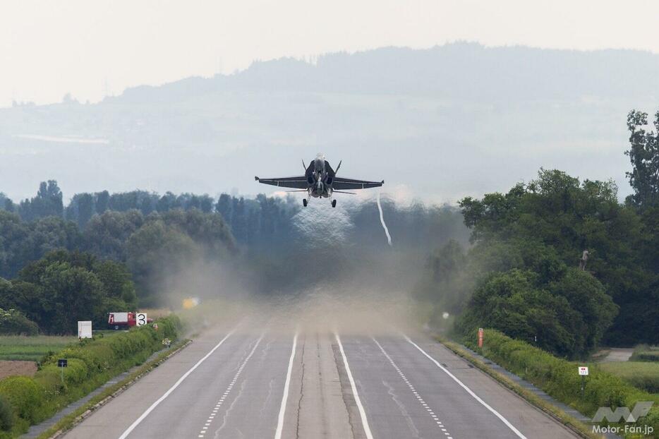 6月5日、スイス軍は高速道路を使った戦闘機の離着陸訓練「アルファ・ウノ」を行なった。事前の発表によればF/A-18×8機が参加したとのこと。空軍基地に隣接する高速道路であり、基地の滑走路と並行する直線部分を滑走路に使用した。写真/ VBS/...