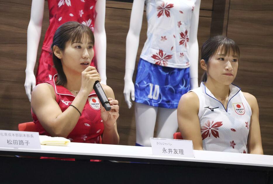 パリ五輪に出場するホッケー女子日本代表に入り、記者会見する永井友主将（左）＝14日、東京都内