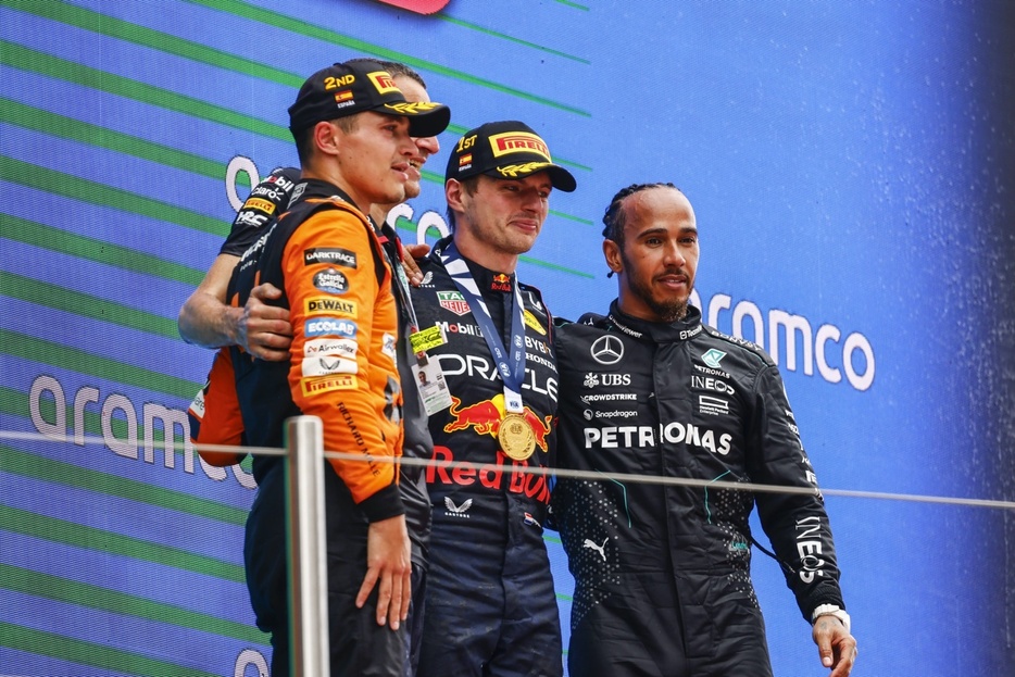 F1スペインGPで表彰台に上がったマックス・フェルスタッペン（レッドブル）とランド・ノリス（マクラーレン）、ルイス・ハミルトン（メルセデス）