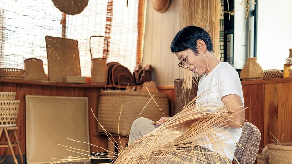 鳥越すず竹細工を編む柴田恵さん