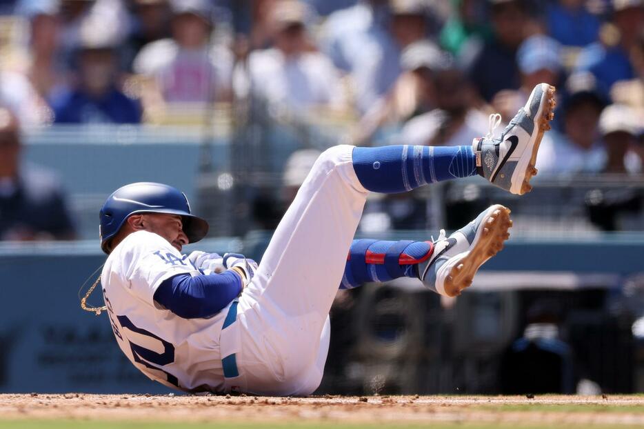 左手に死球を受けて倒れ込んだベッツは骨折が判明した(C)Getty Images